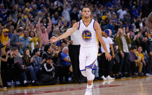 Stephen Curry von den Golden State Warriors freut sich im Spiel gegen die Kings über einen erfolgreichen Wurf.