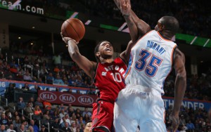 Die NBA-Stars DeMar DeRozan und Kevin Durant im direkten Duell unter dem Korb.