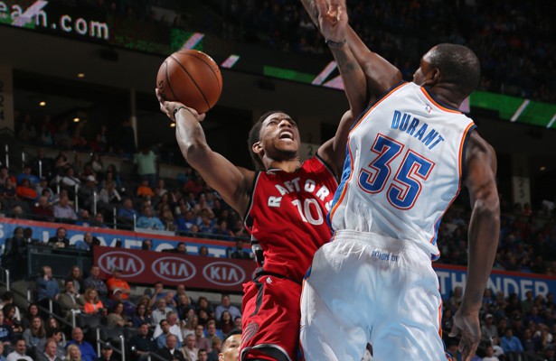 Die NBA-Stars DeMar DeRozan und Kevin Durant im direkten Duell unter dem Korb.