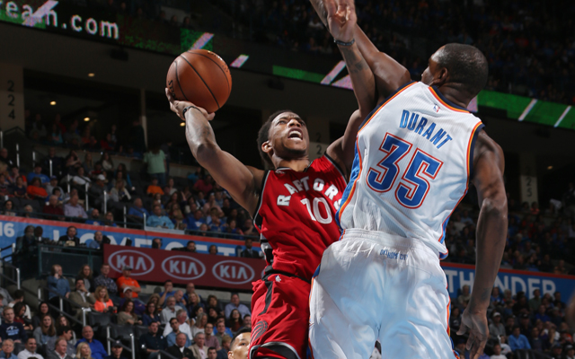 Die NBA-Stars DeMar DeRozan und Kevin Durant im direkten Duell unter dem Korb.