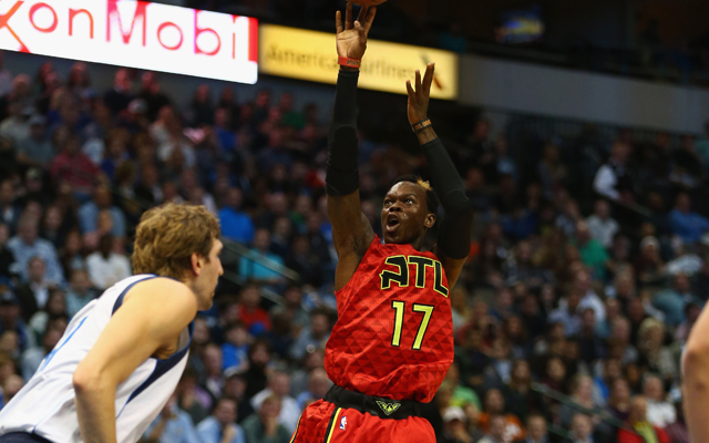 Dennis Schröder wirft über Dirk Nowitzki.