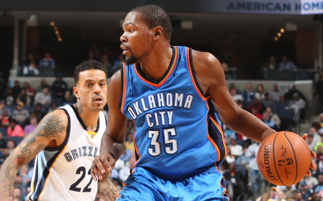 Kevin Durant von den Oklahoma Ciuty Thunder dribbelt mit Ball an einem Gegenspieler vorbei.