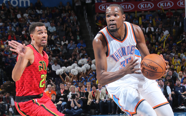 Kevin Durant zieht mit Ball an seinem Gegenspieler vorbei.