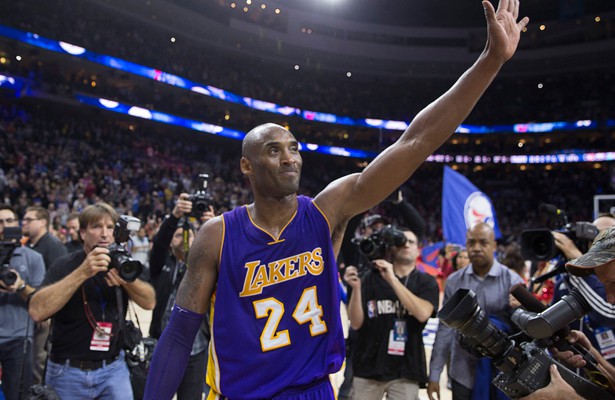 Kobe Bryant bedankt sich bei den Fans der Los Angeles Lakers.