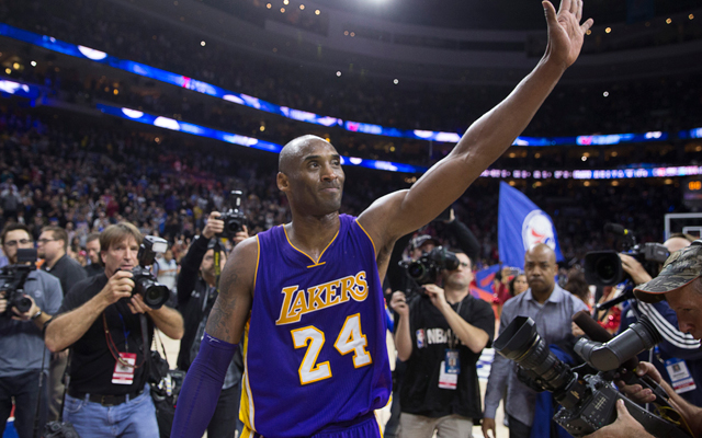 Kobe Bryant bedankt sich bei den Fans der Los Angeles Lakers.