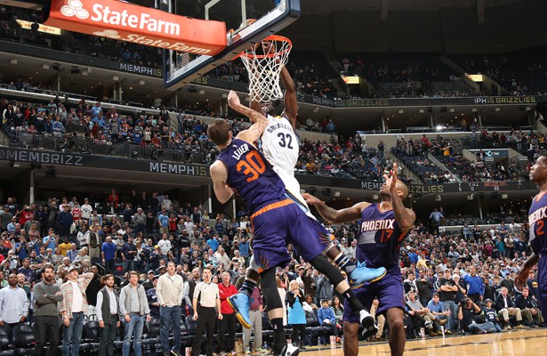 Jeff Green von den Memphis Grizzlies entscheidet mit einem Dunk das Spiel gegen die Phoenix Suns.