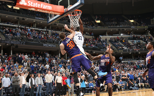 Jeff Green von den Memphis Grizzlies entscheidet mit einem Dunk das Spiel gegen die Phoenix Suns.