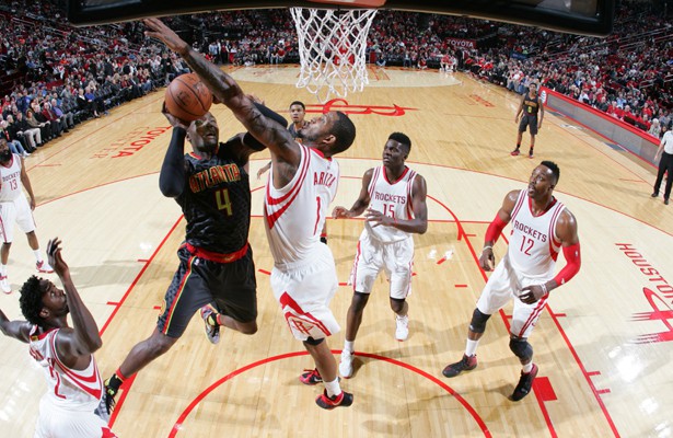 Paul Millsap von den Atlanta Hawks versucht, gegen die Verteidiger der Houston Rockets zum Korberfolg zu kommen.