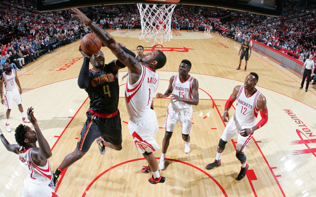 Paul Millsap von den Atlanta Hawks versucht, gegen die Verteidiger der Houston Rockets zum Korberfolg zu kommen.