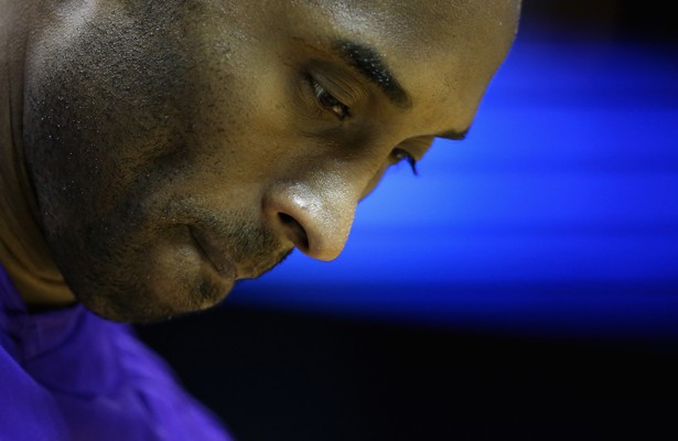 Kobe Bryant hört vor der Partie der Charlotte Hornets gegen die Los Angeles Lakers die Nationalhymne.
