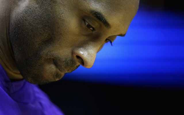 Kobe Bryant hört vor der Partie der Charlotte Hornets gegen die Los Angeles Lakers die Nationalhymne.