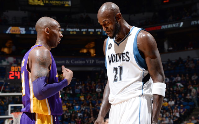 Kobe Bryant und Kevin Garnett stehen nebeneinander.