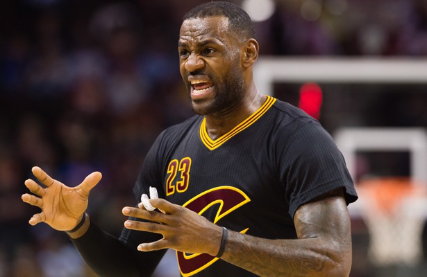 LeBron James von den Cleveland Cavaliers feiert den Sieg gegen die Portland Trail Blazers.