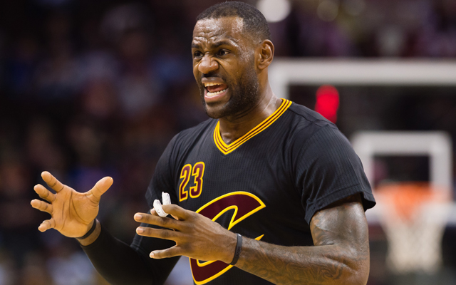 LeBron James von den Cleveland Cavaliers feiert den Sieg gegen die Portland Trail Blazers.
