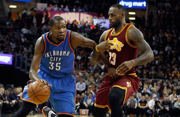 Kevin Durant zieht mit dem Ball an Gegenspieler LeBron James vorbei.