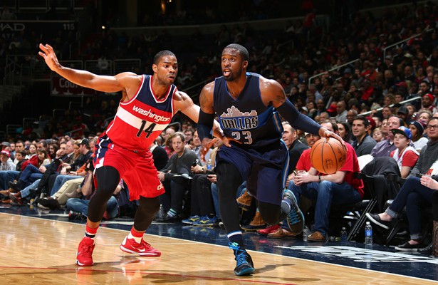 Wesley Matthews von den Dallas Mavericks zieht mit dem Ball an seinem Gegenspieler von den Washington Wizards vorbei.
