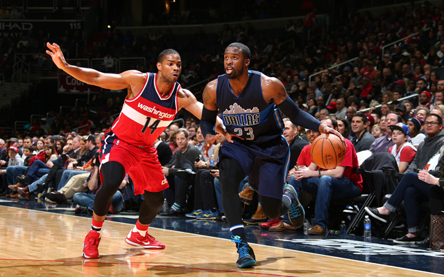 Wesley Matthews von den Dallas Mavericks zieht mit dem Ball an seinem Gegenspieler von den Washington Wizards vorbei.