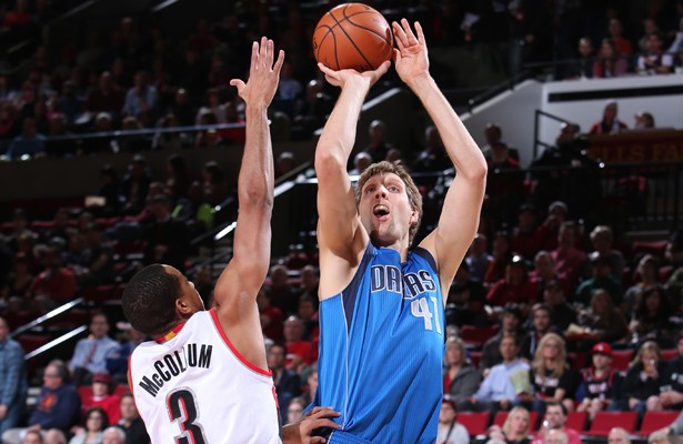 Dirk Nowitzki wirft mit einem Sprungwurf über C.J. McCollum.
