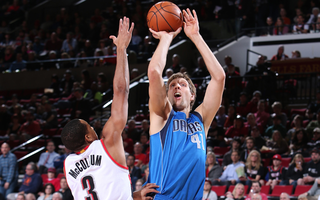 Dirk Nowitzki wirft mit einem Sprungwurf über C.J. McCollum.