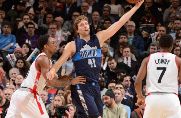 Dirk Nowitzki von den Dallas Mavericks kontrolliert den Ball gegen die Verteidigung der Toronto Raptors.