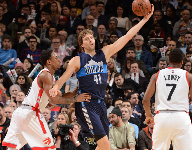 Dirk Nowitzki von den Dallas Mavericks kontrolliert den Ball gegen die Verteidigung der Toronto Raptors.