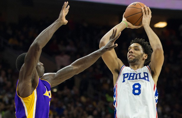Jahlil Okafor mit einem Sprungwurf gegen die Los Angeles Lakers.