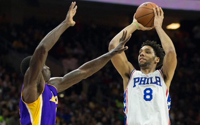 Jahlil Okafor mit einem Sprungwurf gegen die Los Angeles Lakers.
