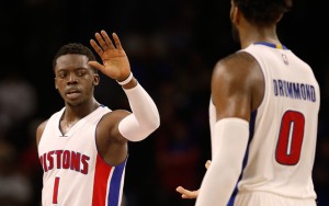 Reggie Jackson und Andre Drummond von den Detroit Pistons klatschen ab.