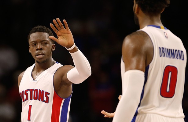 Pistons081215 Reggie Jackson und Andre Drummond von den Detroit Pistons klatschen ab.