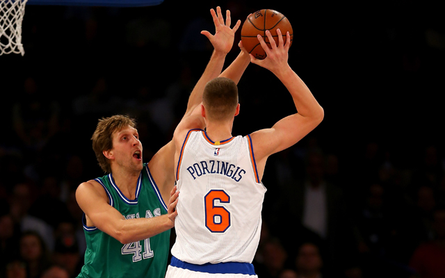 Kristaps Porzingis mit einem Wurf gegen Dirk Nowitzki von den Dallas Mavericks.