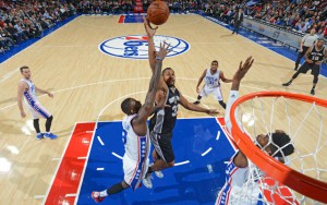 Boris Diaw von den Spurs wirft im Spiel gegen die Philadelphia 76ers auf den Korb.