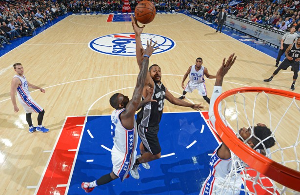 Boris Diaw von den Spurs wirft im Spiel gegen die Philadelphia 76ers auf den Korb.
