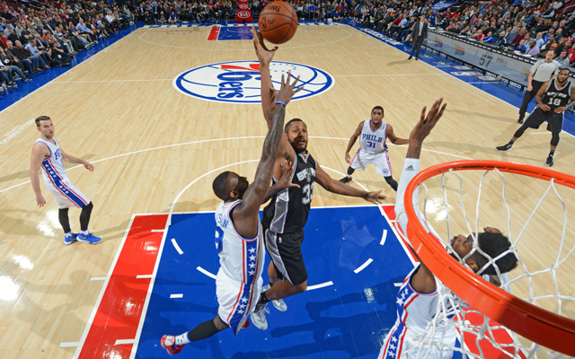 Boris Diaw von den Spurs wirft im Spiel gegen die Philadelphia 76ers auf den Korb.