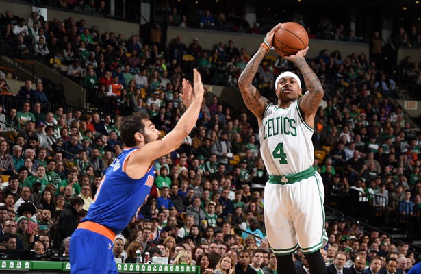 Isaiah Thomas von den Boston Celtics wirft über seinen Gegenspieler von den New York Knicks.