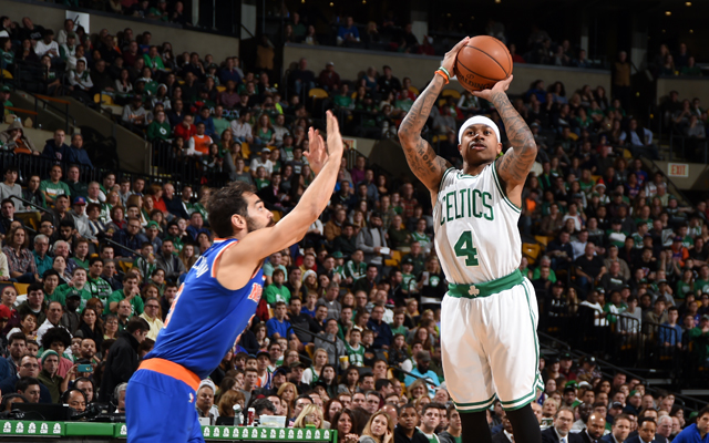 Isaiah Thomas von den Boston Celtics wirft über seinen Gegenspieler von den New York Knicks.