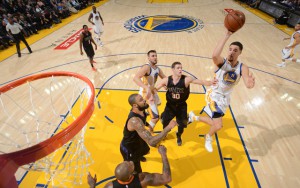 Klay Thompson von den Golden State Warriors steigt gegen die Phoenix Suns zum Wurf hoch. zu