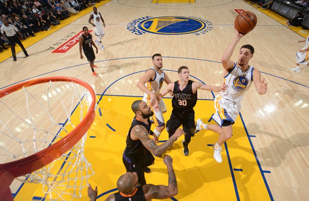 Klay Thompson von den Golden State Warriors steigt gegen die Phoenix Suns zum Wurf hoch. zu