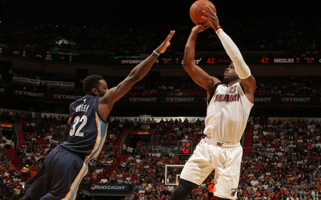 Dwyane Wade von den Miami Heat wirft über seinen Gegenspieler.