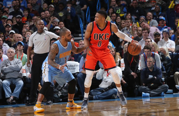 Russell Westbrook von den Oklahoma City Thunder dribbelt gegen Jameer Nelson von den Denver Nuggets.