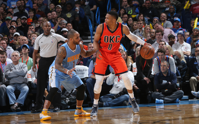 Russell Westbrook von den Oklahoma City Thunder dribbelt gegen Jameer Nelson von den Denver Nuggets.