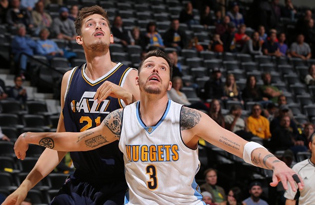 Tibor Pleiß im Kampf um den Rebound gegen die Denver Nuggets.