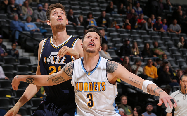 Tibor Pleiß im Kampf um den Rebound gegen die Denver Nuggets.