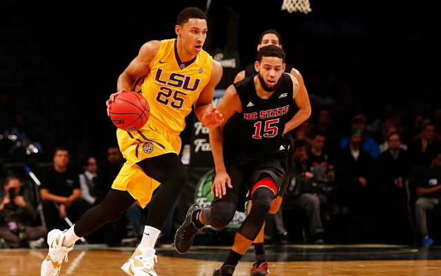 Ben Simmons zieht im Dribbling an seinem Gegenspieler vorbei.