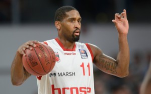 Brad Wanamaker von den Brose Baskets Bamberg führt den Ball und gibt Anweisungen.