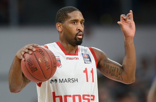Brad Wanamaker von den Brose Baskets Bamberg führt den Ball und gibt Anweisungen.