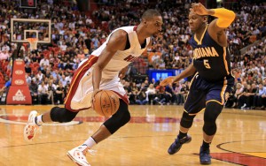 Chris Bosh von den Miami Heat zieht mit Ball an seinem Gegenspieler von den Indiana Pacers vorbei.