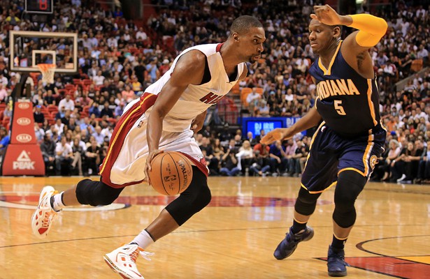 Chris Bosh von den Miami Heat zieht mit Ball an seinem Gegenspieler von den Indiana Pacers vorbei.