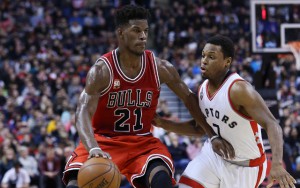 Jimmy Butler von den Chicago Bulls zieht mit Ball an seinem Gegenspieler von den Toronto Raptors.