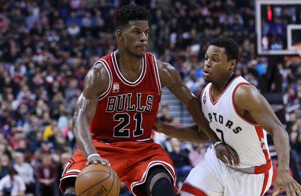 Jimmy Butler von den Chicago Bulls zieht mit Ball an seinem Gegenspieler von den Toronto Raptors.