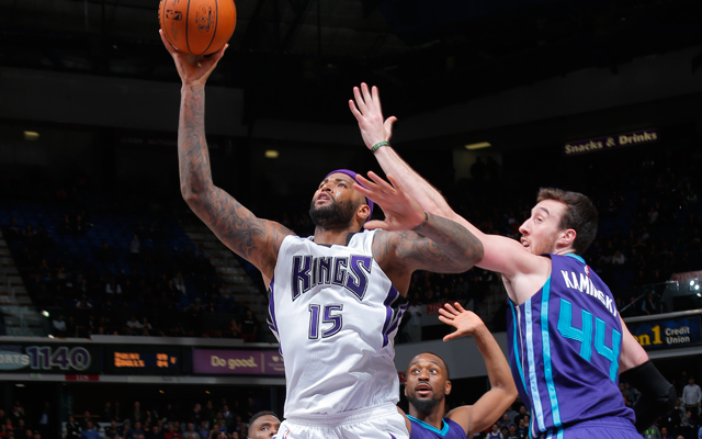 DeMarcus Cousins wirft im Spiel gegen die Charlotte Hornets auf den Korb.